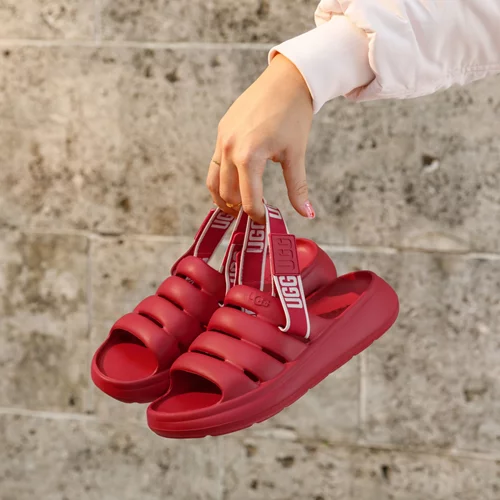 Feel You | Η UGG παρουσιάζει τα νέα Fluff Styles για τις πιο ενημερωμένες και άνετες εμφανίσεις