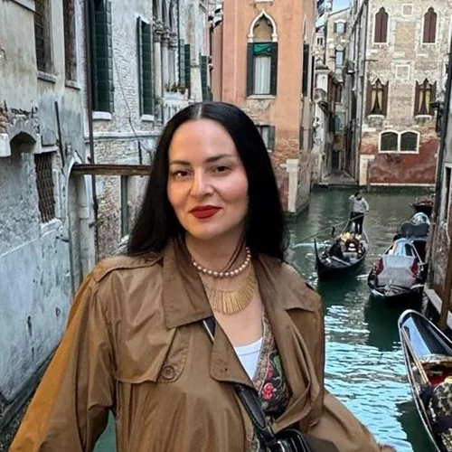 Η κόρη της μεγάλωσε πολύ | Η Ζενεβιέβ Μαζαρί σε οικογενειακή έξοδο