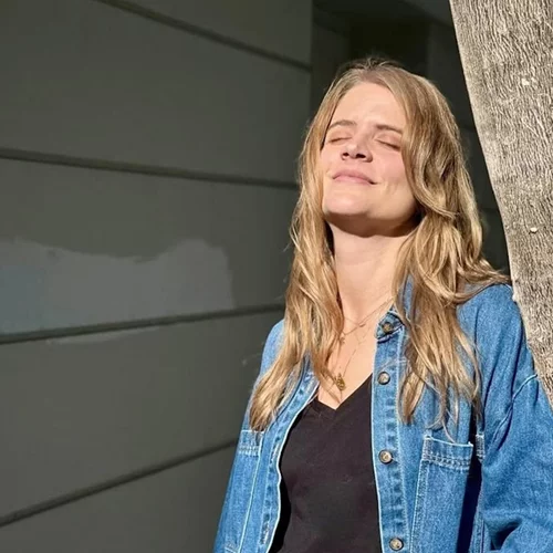 Η κόρη της Δανάης Μιχαλάκη έχει τα ομορφότερα μπουκλάκια | Το γλυκό στιγμιότυπο με τη μαμά της στον καναπέ του σπιτιού τους