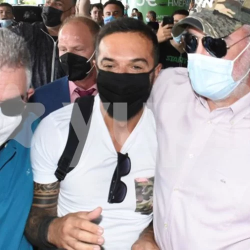 Ο Τριαντάφυλλος επέστρεψε στην Ελλάδα - Πλήθος κόσμου στο "Ελευθέριος Βενιζέλος" για τον star του Survivor