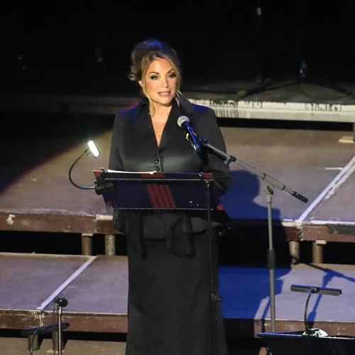 Άντζελα Γκερέκου | Στο Ηρώδειο με silver δημιουργία και την κόρη της, Μαρία Βοσκοπούλου στο πλευρό της