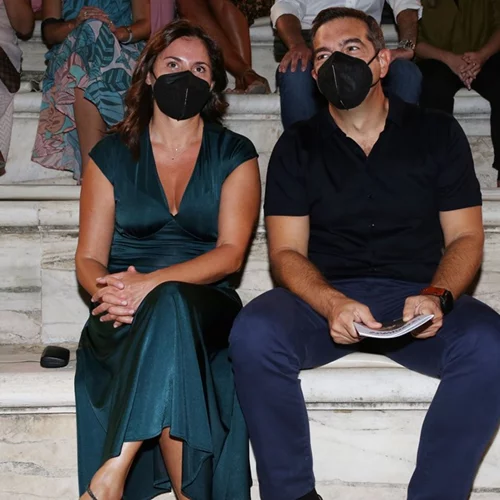 Μπέτυ Μπαζιάνα | Στο Ηρώδειο με φόρεμα στην πιο hot απόχρωση του φθινοπώρου