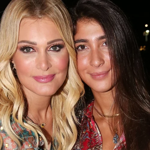 Νατάσα Θεοδωρίδου - Χριστιάνα Μπέτα| Τα looks με λευκό top που δημιούργησαν μητέρα και κόρη είναι ιδανικά γι΄αυτή την εποχή