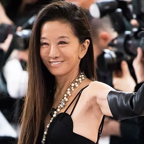 Το μυστικό της νεότητας της Βέρα Γουάνγκ | Η φωτογραφία στα 70 της με λευκό μαγιό