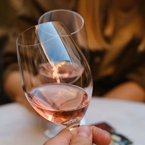 Γιορτές και αλκοόλ | Συμβουλές για να μην το παρακάνεις με το ποτό