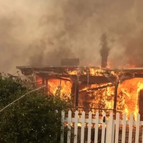 Πύρινη κόλαση στην Αττική | Καίγονται σπίτια - Μάχη με τις φλόγες σε Παλλήνη, Ντράφι, Ανθούσα και Γέρακα [εικόνες]