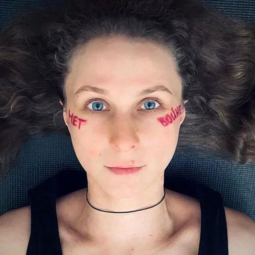 Η δημιουργός των Pussy Riot δραπέτευσε από την Ρωσία μεταμφιεσμένη σε διανομέα φαγητού