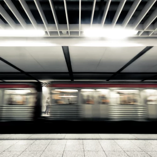 Μετρό Θεσσαλονίκης | "Σύγχρονο, ασφαλές", αλλά οι επιβάτες περπατάνε μέσα στις σήραγγες λίγες ημέρες μετά τα εγκαίνια