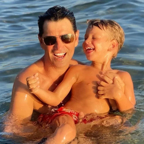 Ο Σάκης Ρουβάς περνά τις διακοπες του σε γιοτ | Οι βουτιές στη θάλασσα με τα παιδιά του