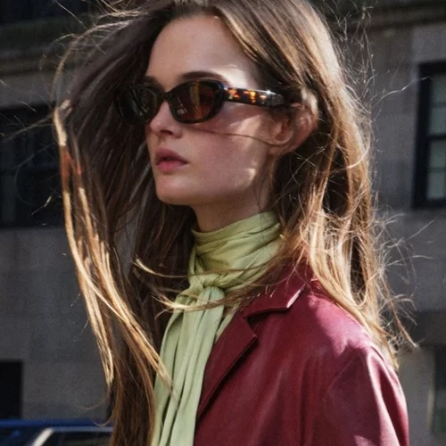 Το μπορντό τζάκετ από τη Zara που ταιριάζει με κάθε φθινοπωρινό outfit