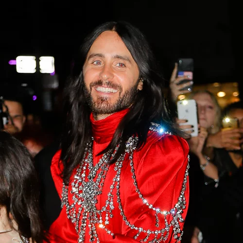 Jared Leto | Ποζάρει για τα 50α γενέθλιά του και μοιάζει είκοσι χρόνια νεότερος