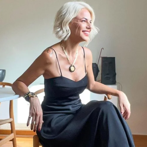 Η Χριστίνα Κοντοβά προτείνει πως να φορέσεις μία leather φούστα αυτή την εποχή