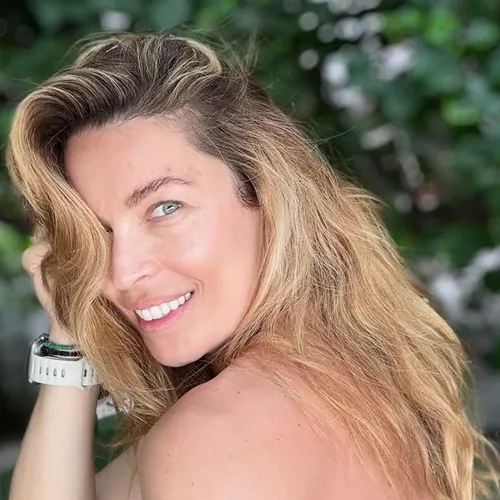 Η Μαριέττα Χρουσαλά στο μπάνιο του σπιτιού της | Το χρώμα που επικρατεί σε αυτό είναι η απόλυτη τάση