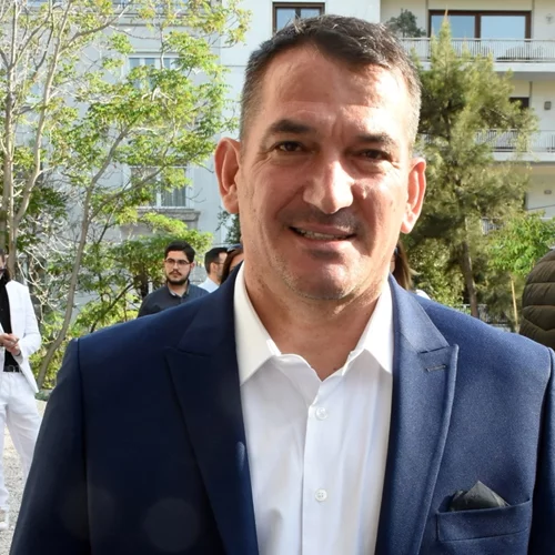 Πύρρος Δήμας | Ο γιος του, Βίκτωρ παντρεύτηκε στο Λιτόχωρο Πιερίας - Με κόκκινο φόρεμα η Αφροδίτη Σκαφίδα