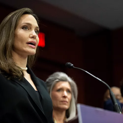 Angelina Jolie | Βίντεο τη δείχνει να φυγαδεύεται σε ασφαλές σημείο ενώ ηχούν οι σειρήνες στη Λβιβ