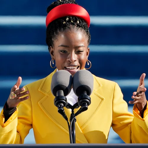 Amanda Gorman | Η εντυπωσιακή εμφάνισή της στο Super Bowl