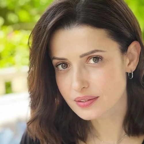 Η Χρύσα Παπά με νέο hair look | Το κομψό καρέ κούρεμα που της έδωσε αέρα Γαλλίας