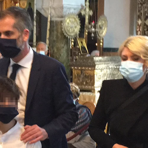 Κώστας Μπακογιάννης & Σία Κοσιώνη | Στoν Επιτάφιο με τα παιδιά τους (pic)