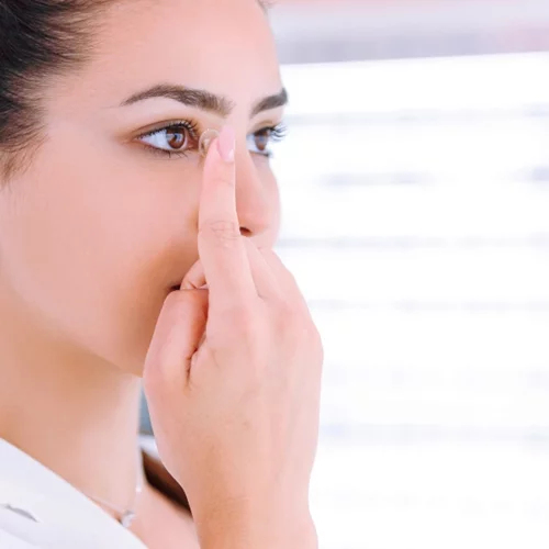 Πες μου πόσες ώρες είσαι μπροστά στον υπολογιστή να σου πω ποιους φακούς επαφής πρέπει να φοράς