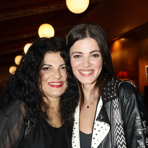 Τζένη Καζάκου | Στη θεατρική πρεμιέρα της μητέρας της, Τάνιας Τρύπη
