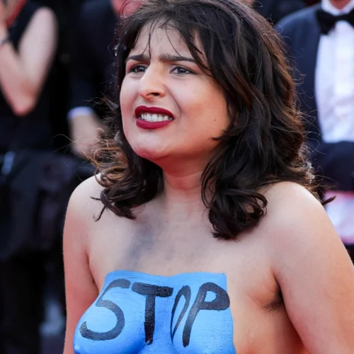 Φεστιβάλ Καννών |  Γυμνή διαδηλώτρια προκάλεσε αναστάτωση στο κόκκινο χαλί