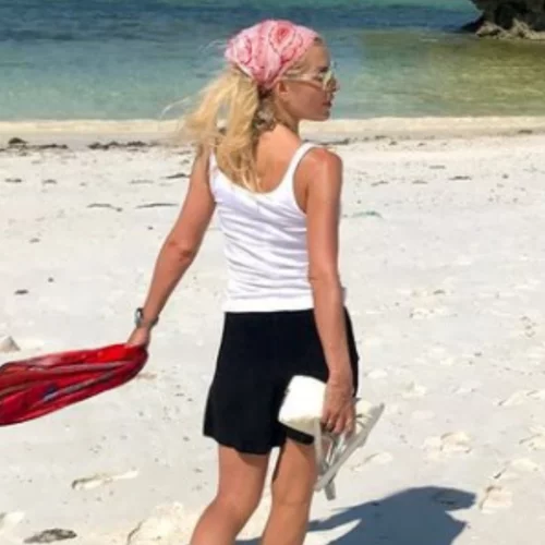 Κόντρα στις δυσκολίες της εποχής | H Ελένη Μενεγάκη ποζάρει σε εξωτική παραλία (throwback thursday pic)