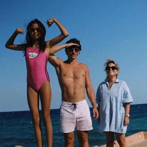 Ο Παύλος Γαλακτερός φωτογραφίζει την αδερφή του, Σοφία στην παραλία Επανομή