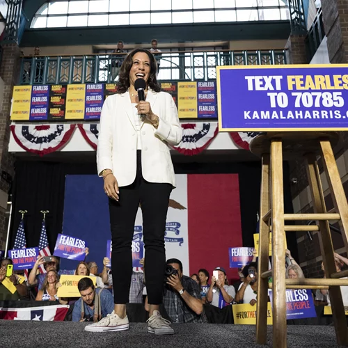 Εγκατέστησαν πορτρέτο της Καμάλα Χάρις από θρυμματισμένο γυαλί