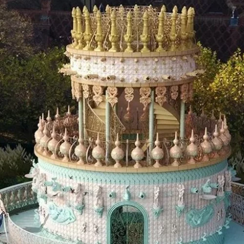 Περίπτερο σαν τριώροφη τούρτα γάμου από την Joana Vasconcelos