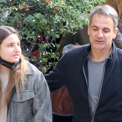 Δάφνη Μητσοτάκη | Το casual look της 18χρονης σε βόλτα στο Κολωνάκι με τους γονείς της