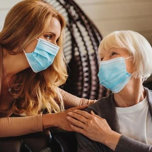 Εμβολιασμένοι και μη εμβολιασμένοι στο ίδιο σπίτι: Πόσο κινδυνεύουμε;