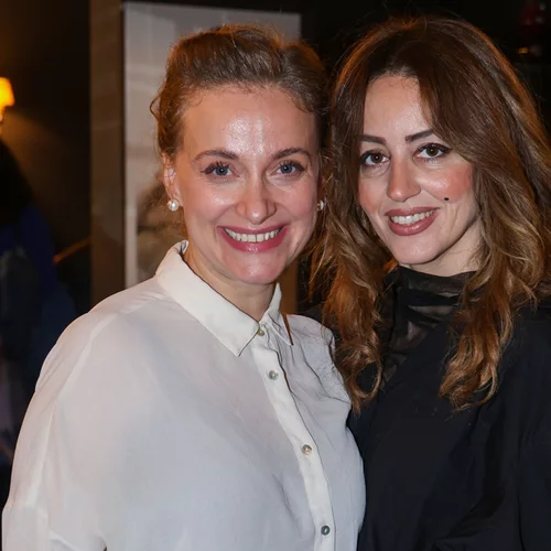 Λένα Δροσάκη | Στη θεατρική της πρεμιέρα αγκαλιά με τους συμπρωταγωνιστές της