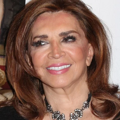 Μιμή Ντενίση | Η κομψή εμφάνιση με maxi εμπριμέ φόρεμα σε γάμο φιλικού ζευγαριού