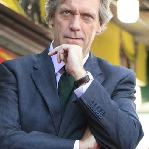 Hugh Laurie | Η αληθινή ζωή του Dr. House έχει πολλά "τραύματα"