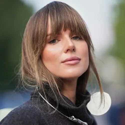 Αυτό το κούρεμα με αφέλειες καμουφλάρει μοναδικά ρυτίδες και κούραση στα μάτια