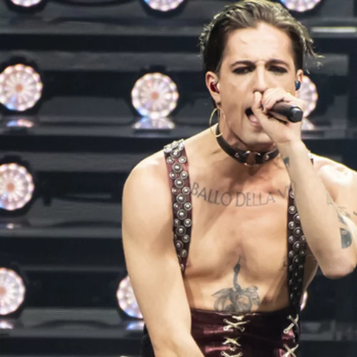 Ο τραγουδιστής των Maneskin εύχεται χρόνια πολλά γυμνός