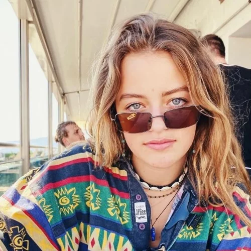 Γαία Μερκούρη: Η (γεμάτη χρώμα) εμφάνισή της στη Βουλιαγμένη