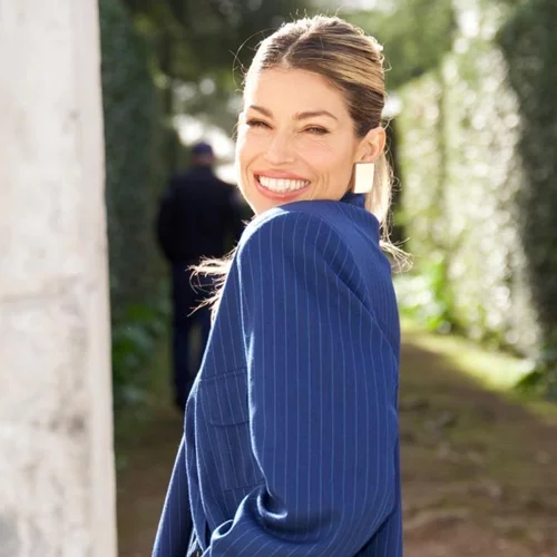 Κόκκινα παπούτσια με κόκκινο καλσόν | Η Βάσια Κωσταρά υιοθέτησε την πιο ιδιαίτερη τάση της σεζόν