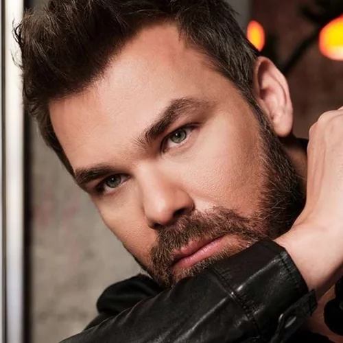 O Γιώργος Σαμπάνης τραγουδάει τη ζωη του