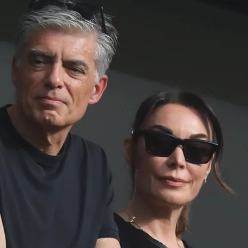 Η Τατιάνα Στεφανίδου με leather jacket και denim στο γήπεδο