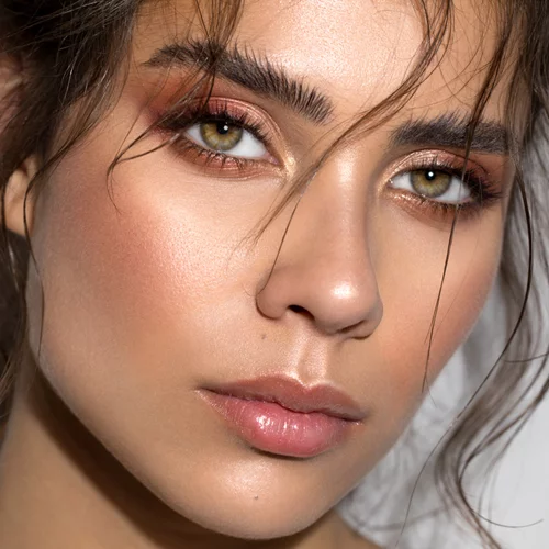 "Glassy" eyes, dewy επιδερμίδα, monochromatic looks και άλλα makeup trends της φετινής άνοιξης