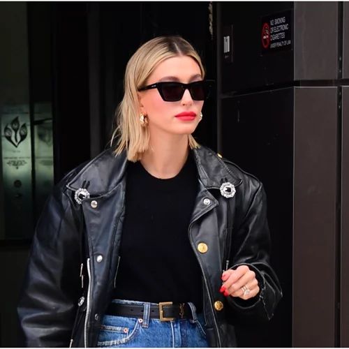 To μίνιμαλ outfit της Hailey Bieber | Ιδανικό για day to night εμφανίσεις με ρετρό αέρα