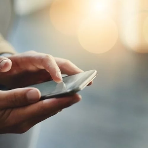 Η ΕΥΠ προειδοποιεί τους υπουργούς | Προσοχή με τα κινητά - Δεν είναι ασφαλείς οι γνωστές εφαρμογές επικοινωνίας