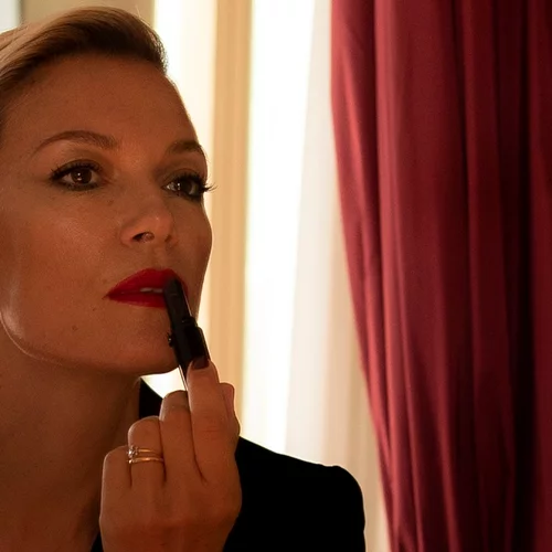 Φεστιβάλ Βενετίας | Το κόκκινο κραγιόν που έκανε την Βίκυ Καγιά να μοιάζει με Bond girl