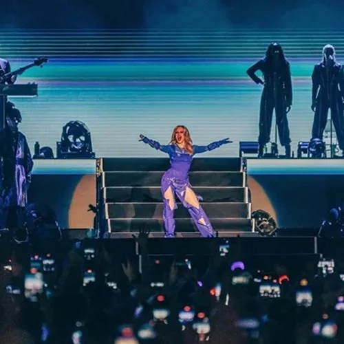 Η Kylie Minogue στην Πλατεία Νερού | Ποπ φαντασμαγορία και αγνή διασκέδαση