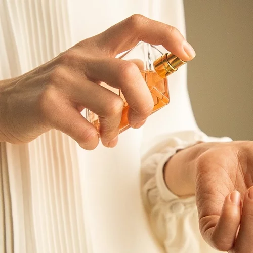 Τα ξυλώδη αρώματα που θα ερωτευτείς φέτος το χειμώνα