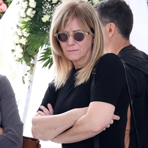 Καταρρακωμένη η Μαρίνα Ψάλτη στην κηδεία του Γιάννη Φέρτη