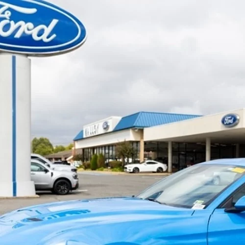Η Ford έθεσε σε διαθεσιμότητα τον εργάτη που φώναξε στον Donald Trump