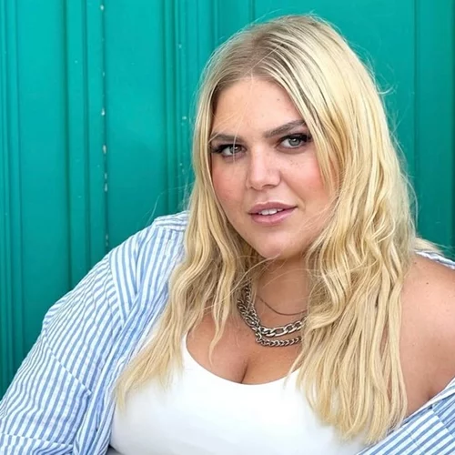 Δανάη Μπάρκα | Με στράπλες ολόσωμο μαγιό στην πισίνα