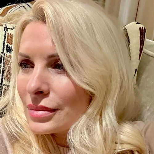 Η Ελένη Μενεγάκη στο σαλόνι του σπιτιού της | Διαβάζει το αγαπημένο της βιβλίο